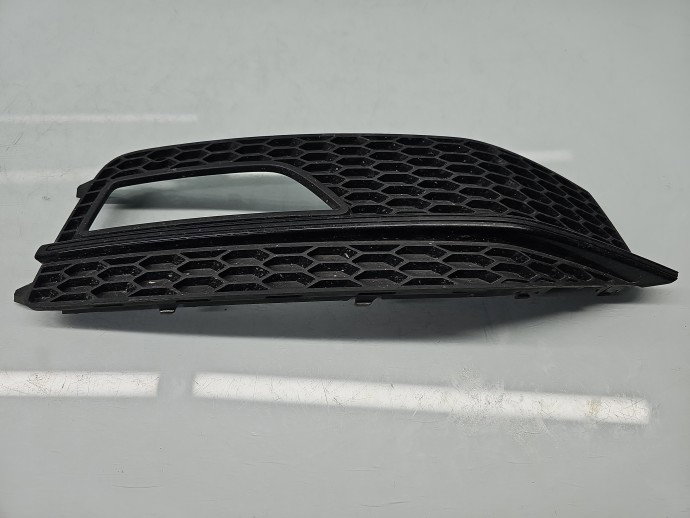 Grila proiector dreapta AUDI A4 (8K2, B8) [Fabr 2008-2015] Sedan S-line, Quattro 8K0807682M