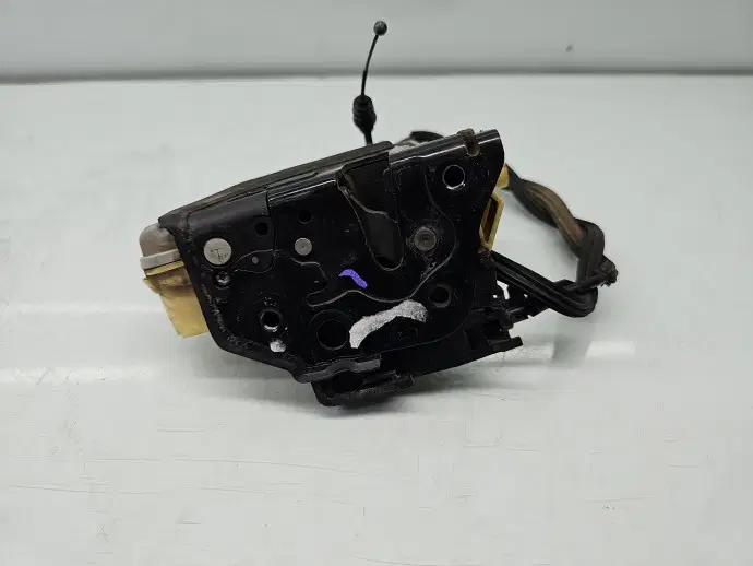 Broasca usa stanga fata Volkswagen Passat B6 (3C2) [Fabr 2005-2010] Break 3C1837015A
