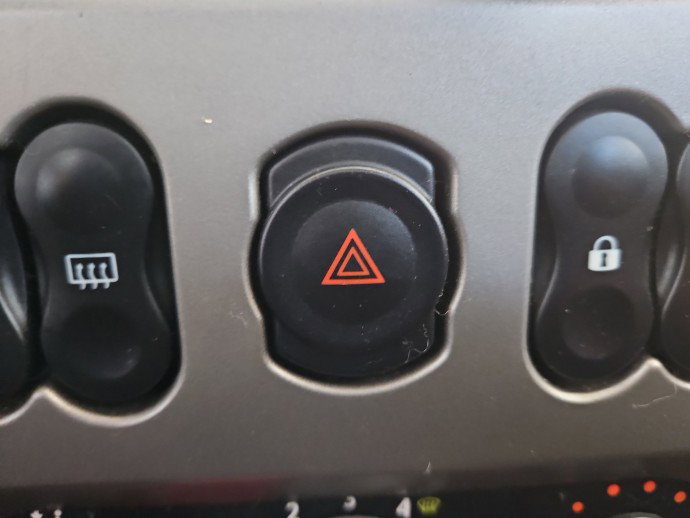 Buton avarii Dacia Sandero [Fabr 2008-2012] OEM