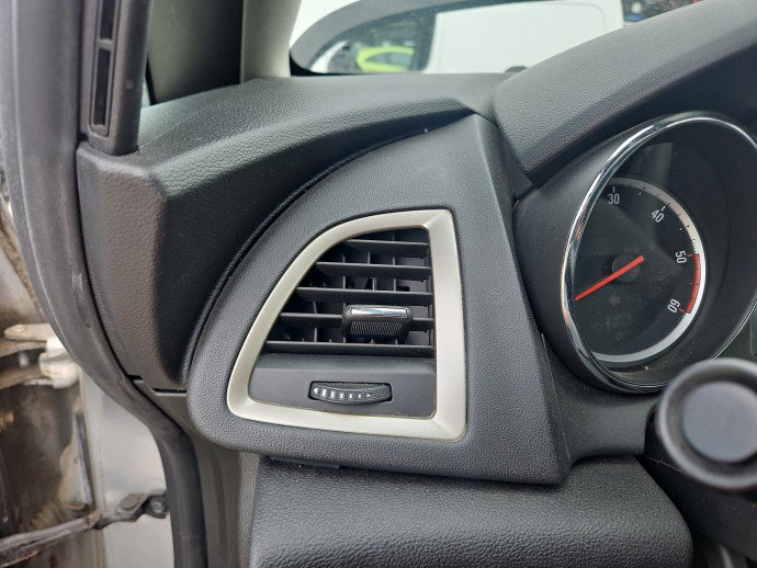 Grila aerisire stanga Opel Astra J [Fabr 2009-2015]