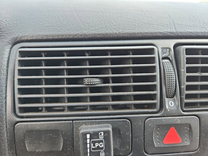 Grila aerisire centrala Volkswagen Golf 4 (1J1) [Fabr 1997-2004]