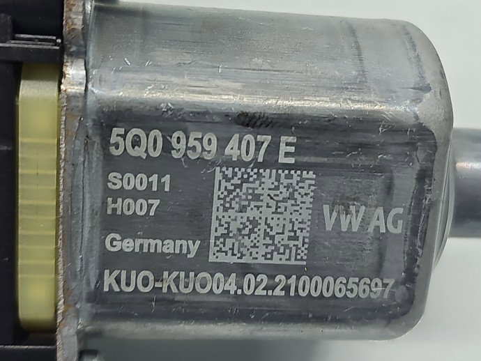 Motoras geam stanga spate Volkswagen Tiguan II (AX1) [Fabr 2016-2024] Break 5Q0959407E