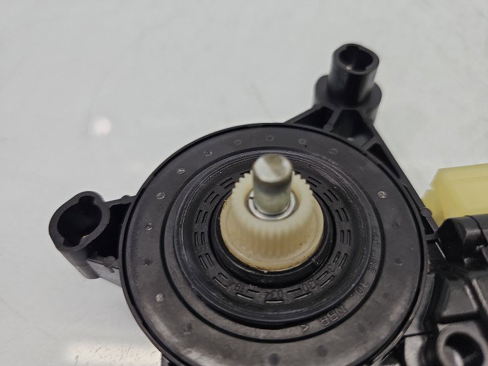 Motoras geam dreapta fata AUDI A4 8W2 8W0959802
