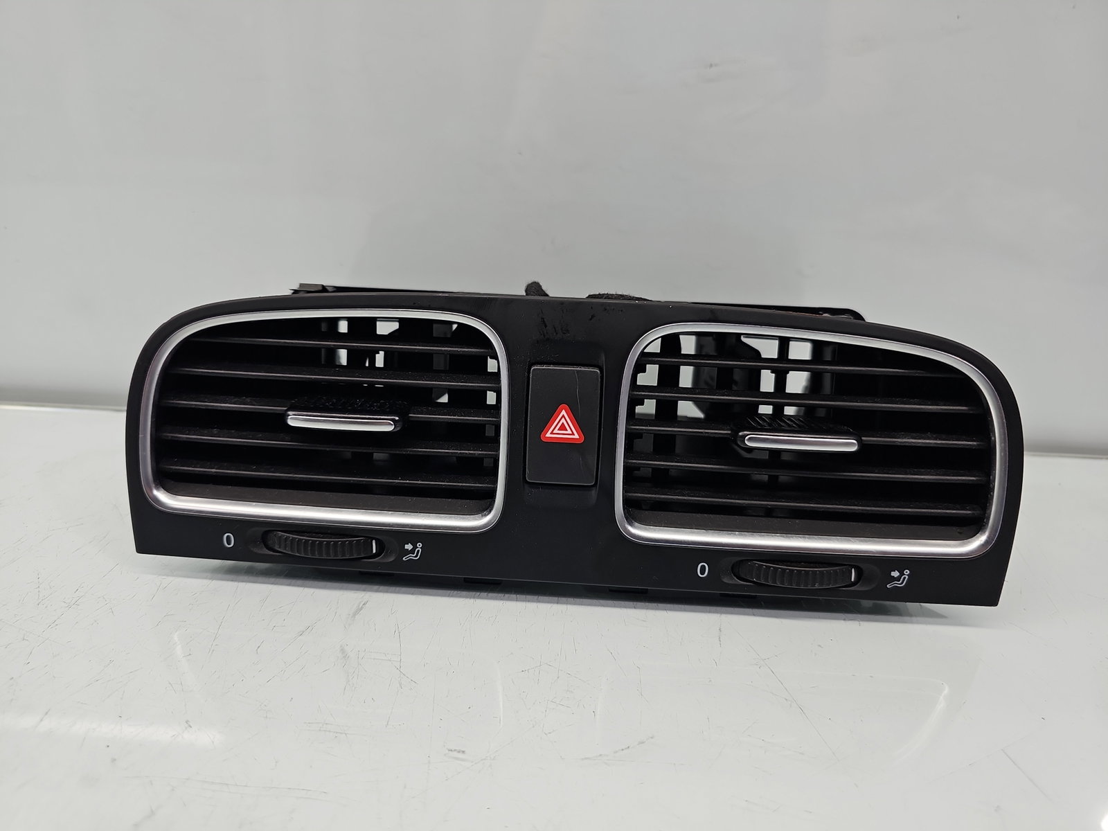 Grila aerisire centrala VW Golf 5k1 5K0819728N