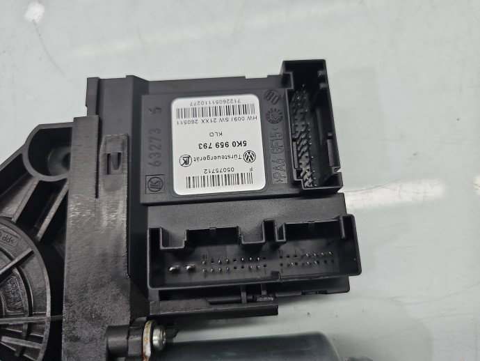 Motoras geam dreapta fata VW Golf 5k1 5K0959701B