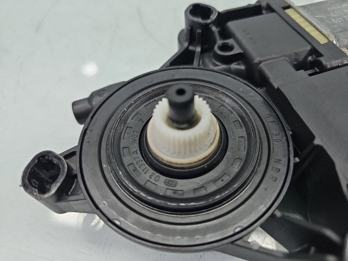 Motoras geam dreapta fata VW Passat 3c5 3C0959701