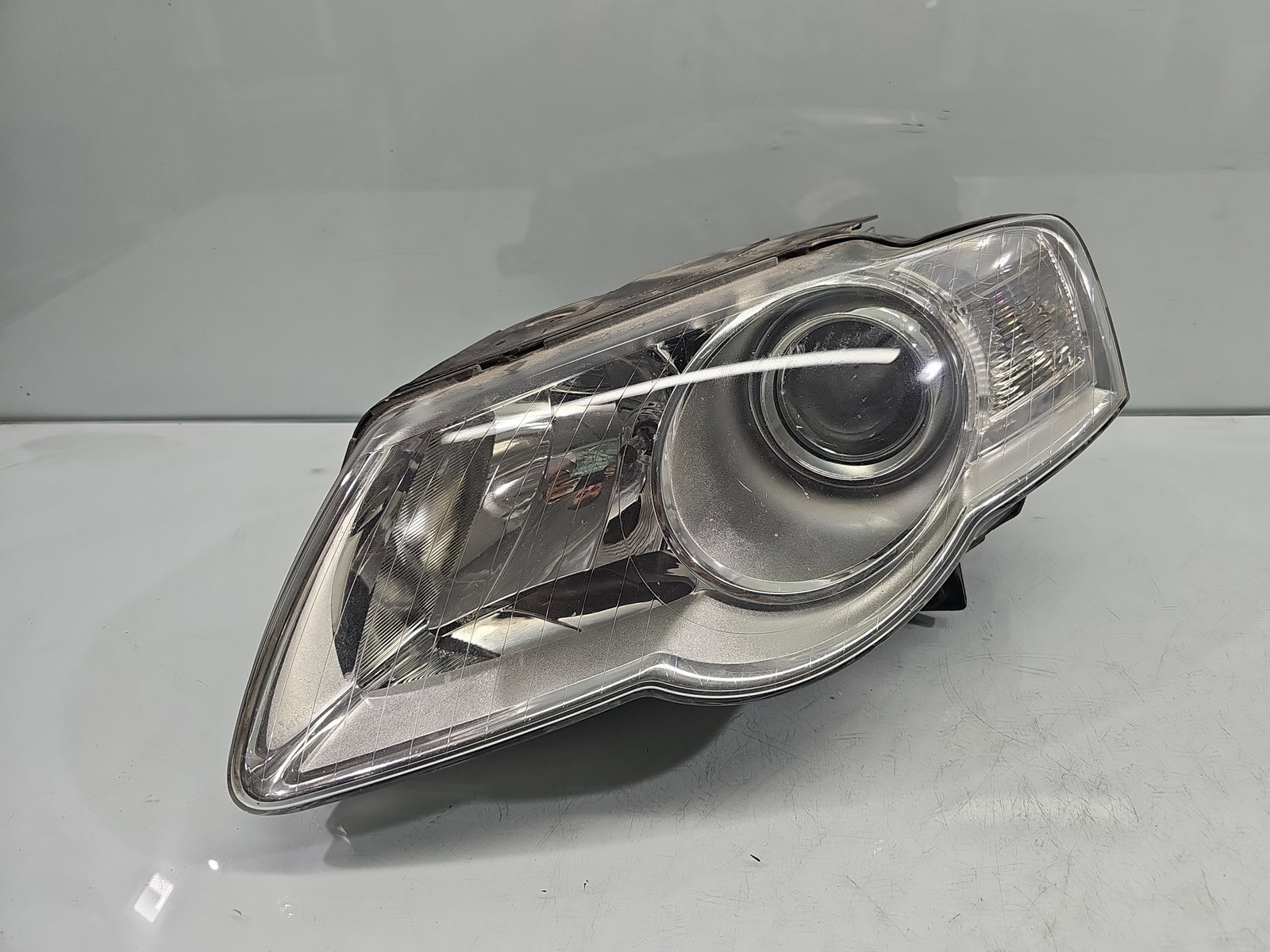 Far stanga VW Passat 3c5 3C0941005T