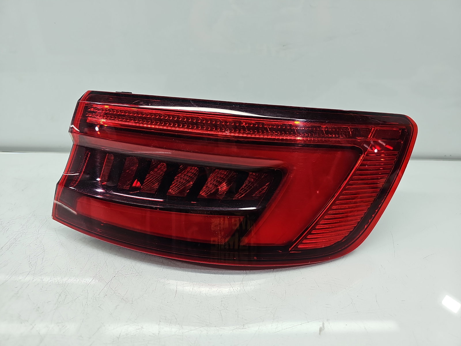 Stop aripa dreapta AUDI A4 8W2 8W5945092B