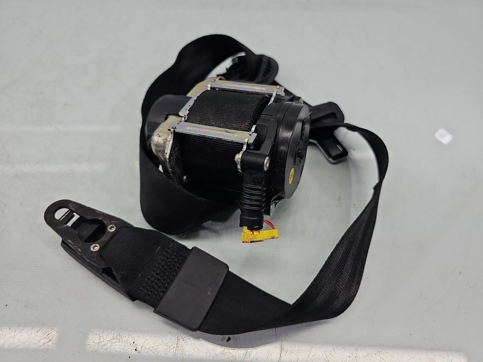 Centura dreapta fata AUDI A4 8W2 4H0857732C