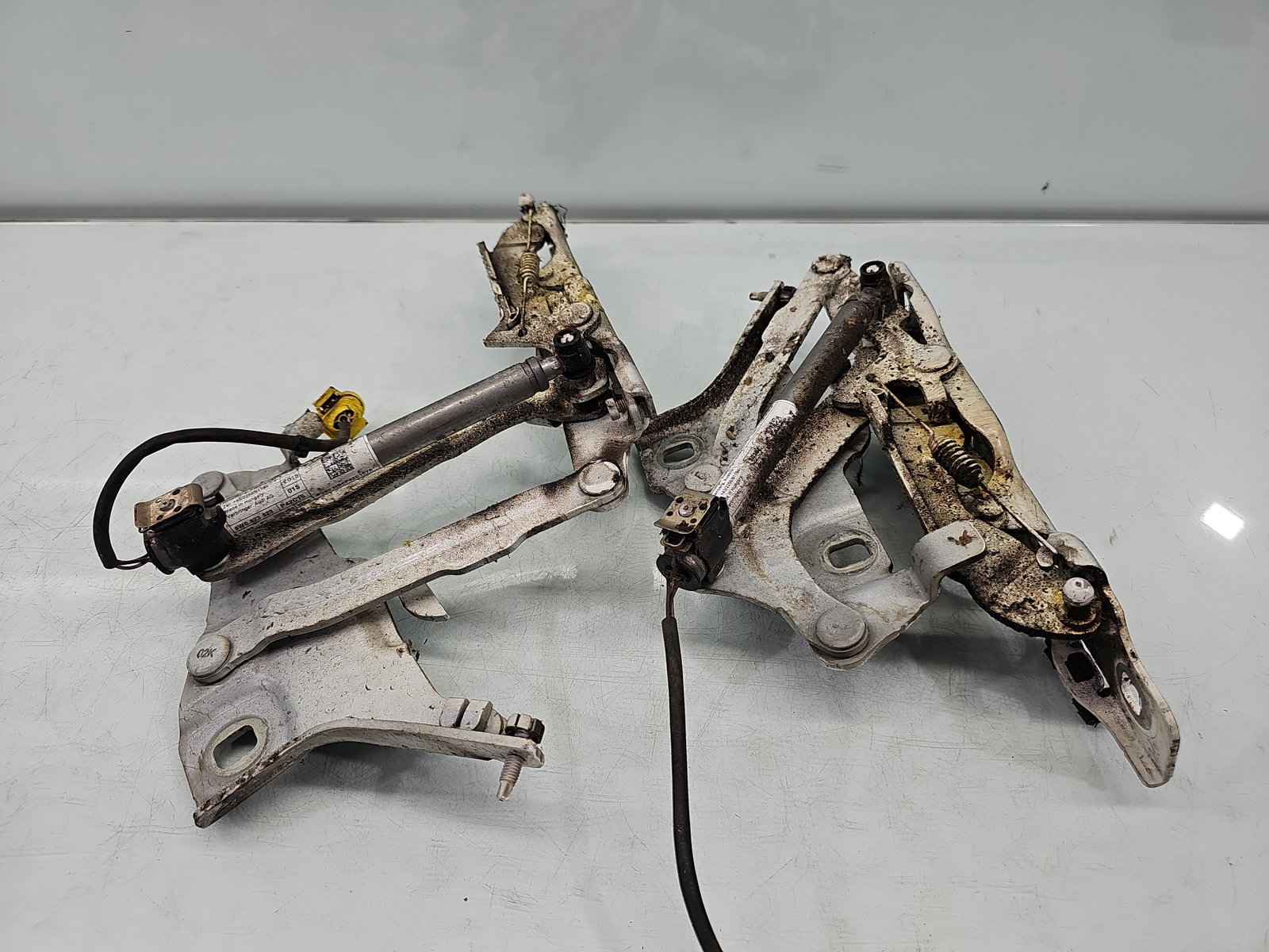 Set balamale capota AUDI A4 8W2 8W0823302, 8W0823301