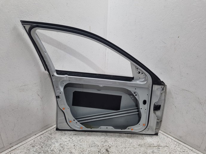 Usa stanga fata Mercedes C220 w204 775 Argintiu Iridium