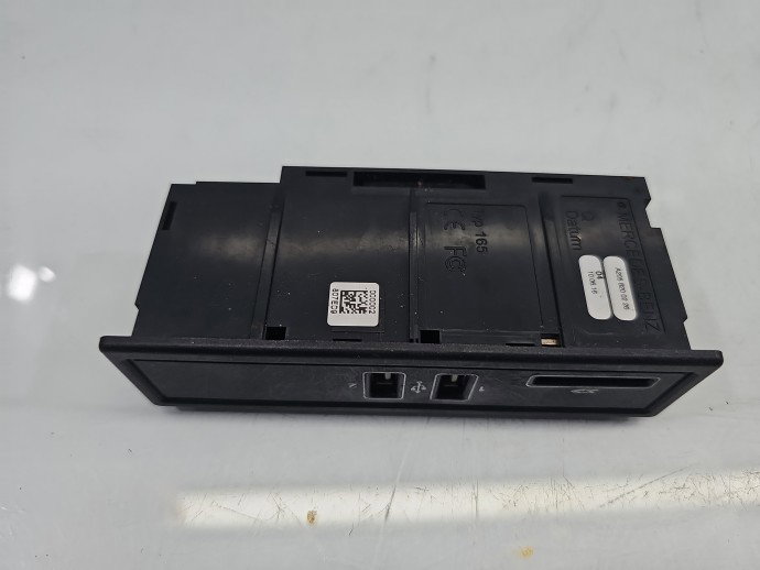 Conector auxiliar USB Mercedes C220 w205 A2058200226