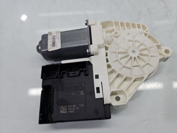 Motoras geam dreapta fata VW Passat CC 358 3C8959701