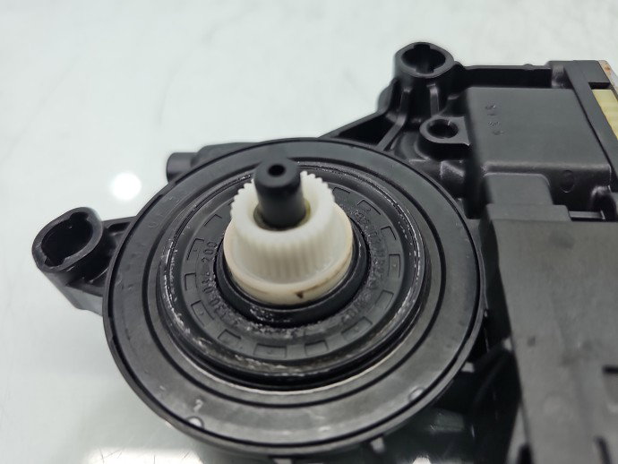 Motoras geam stanga fata VW Passat 3c5 3C0959702