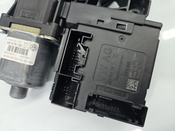 Motoras geam stanga fata VW Passat 3c5 3C0959702