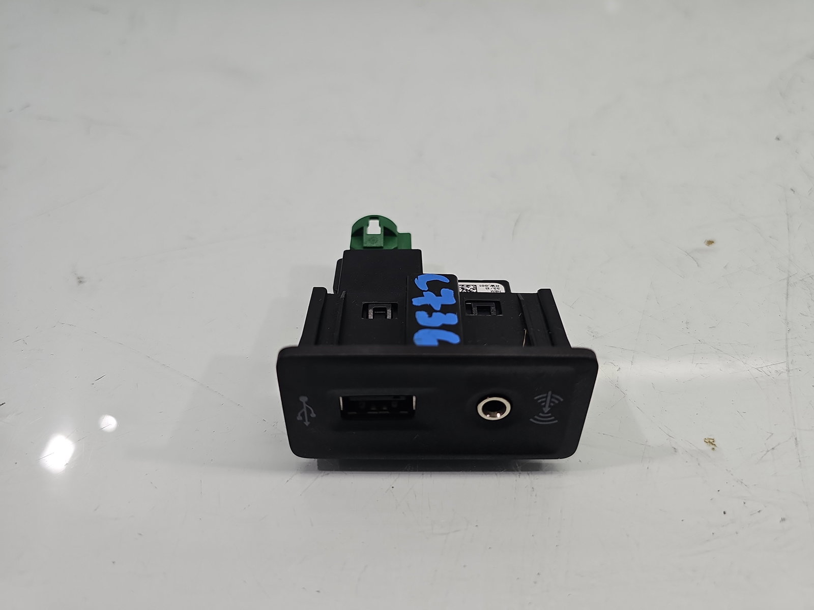 Conector auxiliar USB VW Passat CC 358 5G0035222E