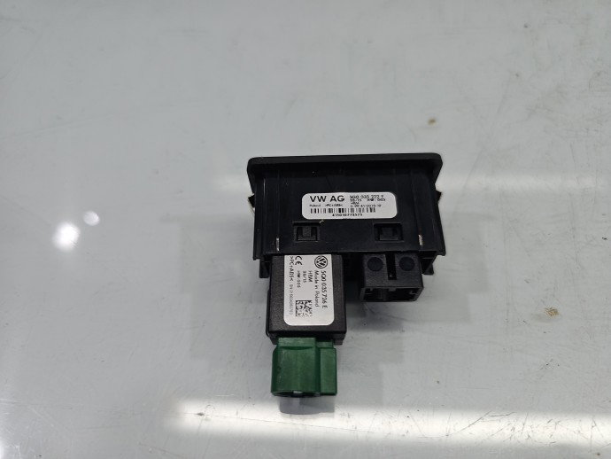 Conector auxiliar USB VW Passat CC 358 5G0035222E