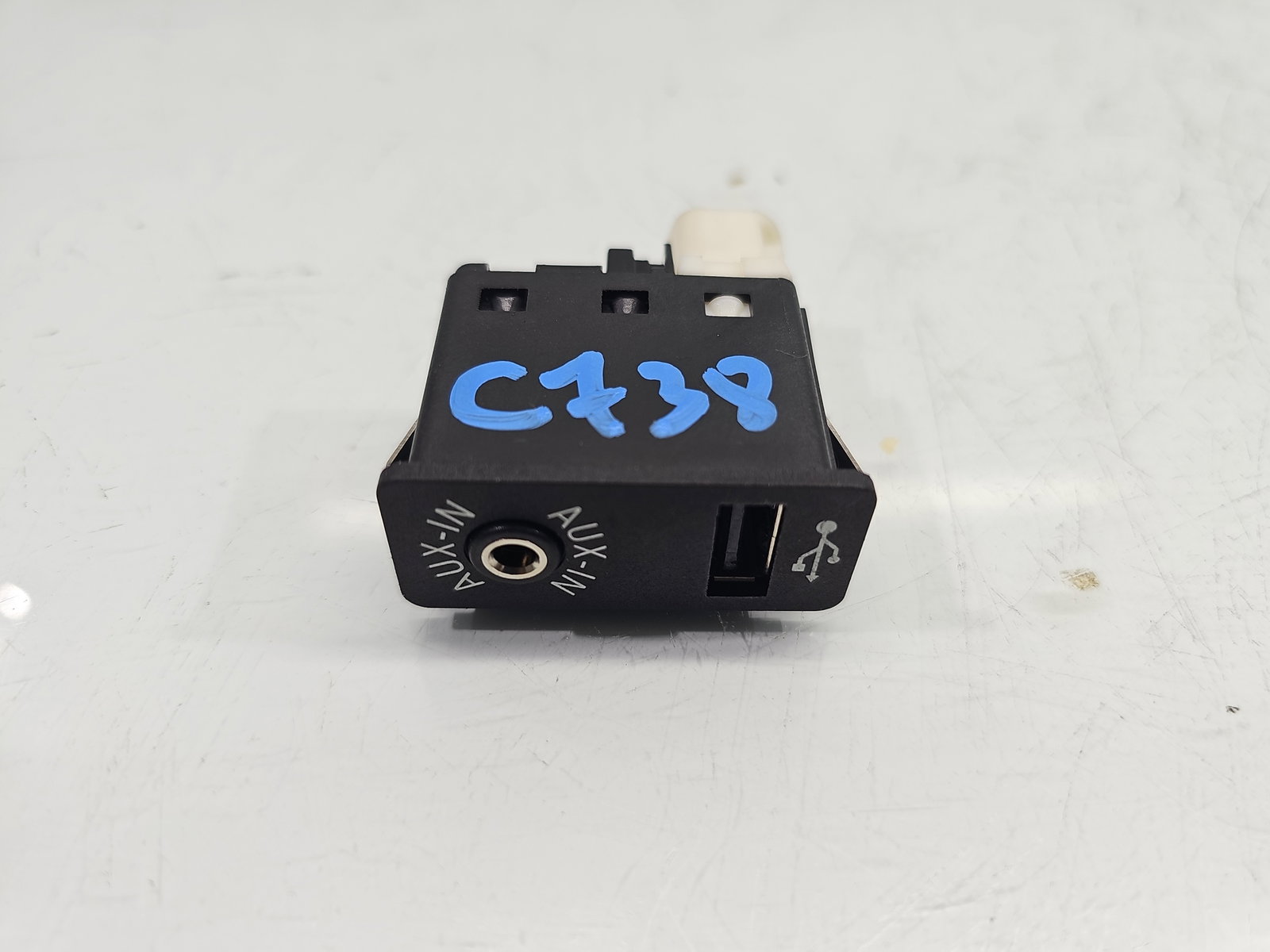 Conector auxiliar USB Bmw X3 F25 9237653
