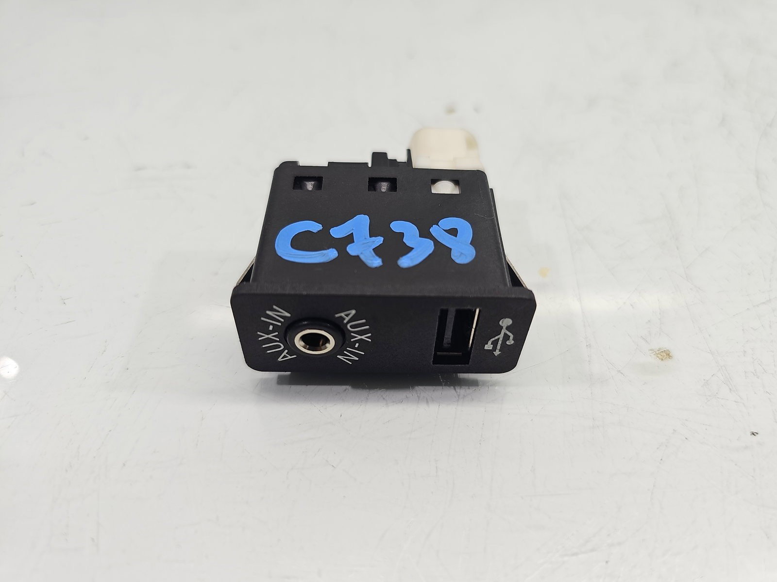 Conector auxiliar USB Bmw 5 (F10) [Fabr 2011-2016] 9237653