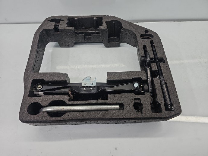 Set cric si cheie AUDI A4 (8K2, B8) [Fabr 2008-2015] 8T0012109A