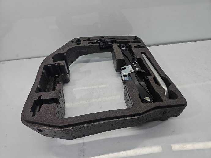 Set cric si cheie AUDI A4 (8K2, B8) [Fabr 2008-2015] 8T0012109A