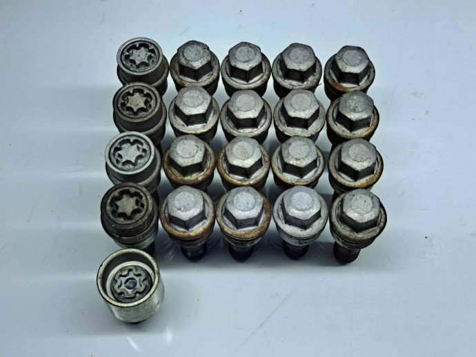 Set prezoane antifurt cu cheie Audi Q7 (4MB) [ Fabr 2015-prezent] OEM