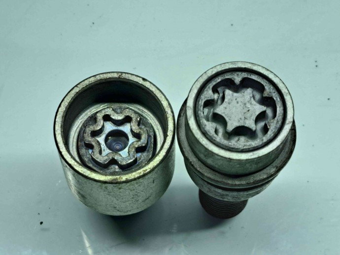 Set prezoane antifurt cu cheie Audi Q7 (4MB) [ Fabr 2015-prezent] OEM