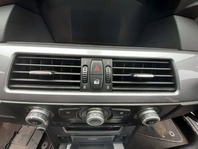 Grila bord aerisire centrala BMW Seria 5 E60