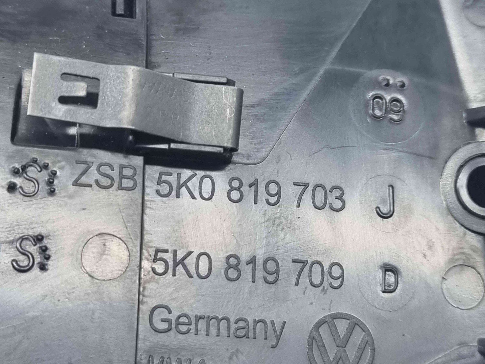 Grila aerisire stanga Volkswagen Golf 6 (5K1) [Fabr 2009-2013] 5K0819703J - imagine 4