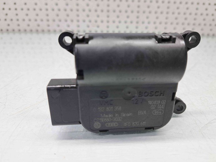 Motoras clapeta aeroterma bord Audi A6 Avant (4F5, C6) [Fabr 2005-2010] 4F0820511