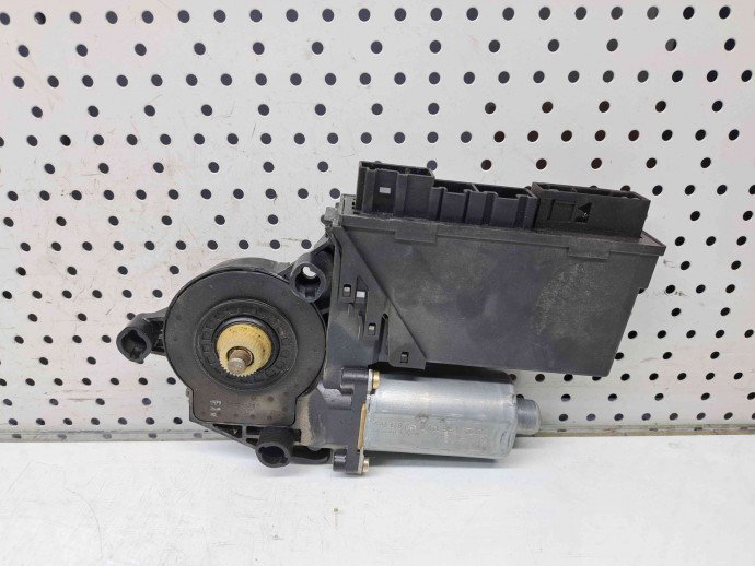 Motoras geam dreapta fata Audi A4 (8E2, B6) [Fabr 2000-2004] 8E2959802B