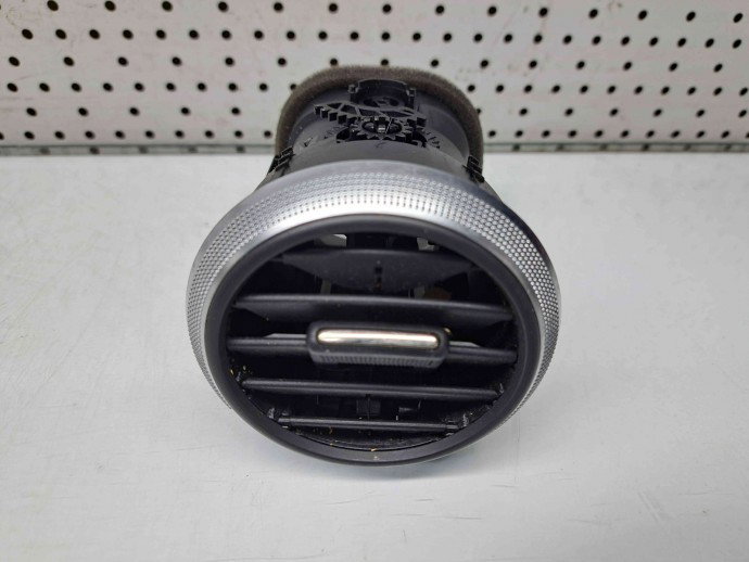 Grila aerisire centrala dreapta Audi A3 Sportback (8PA) [Fabr 2004-2013] 8P0820901C