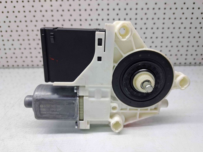 Motoras geam dreapta spate Renault Megane 3 (B95) [Fabr 2008-2016] 827306548R