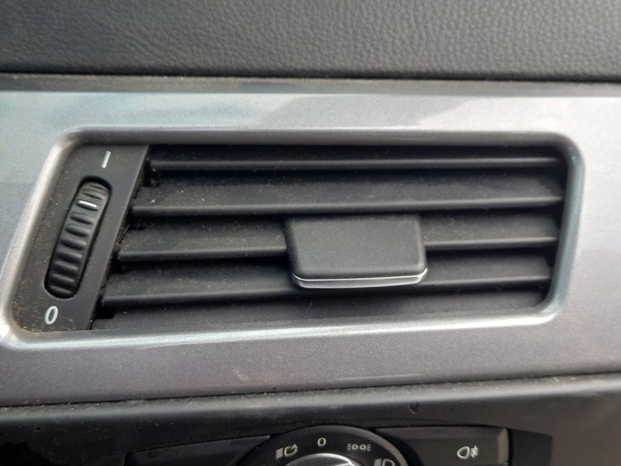 Grila ventilatie dreapta BMW 525D E60 3.0 D OEM 2004-2010