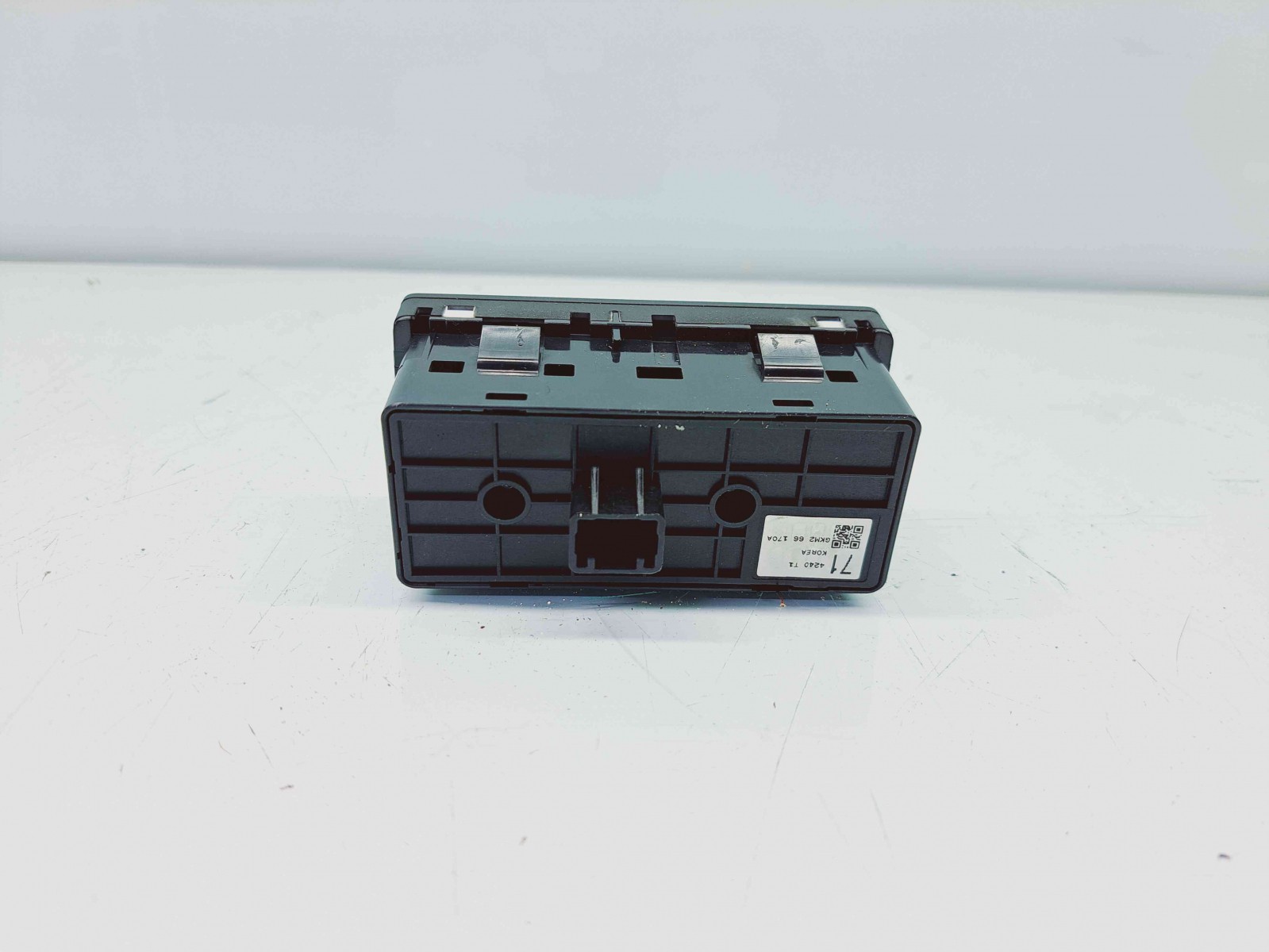 Butoane comenzi consola centrala MAZDA 3 Fastback [Fabr 2003-2009] GKM266170A - imagine 2