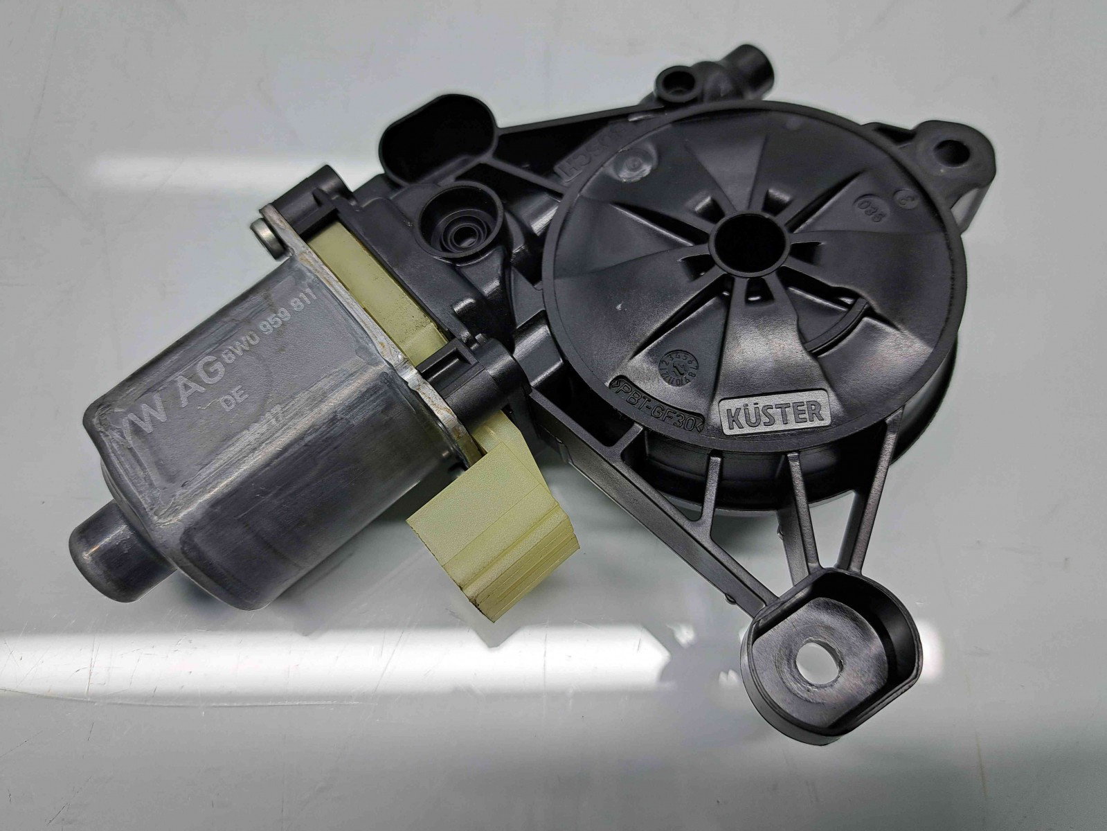 Motoras geam stanga spate Audi A4 (8W2, B9) [Fabr 2015-2023] 8W0959811 - imagine 1