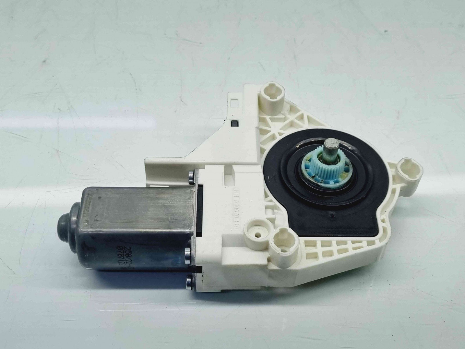 Motoras geam dreapta spate Audi A8 D4 (4H2, 4H8, 4HC, 4HL) [Fabr 2009-2018] 8K0959801B - imagine 1