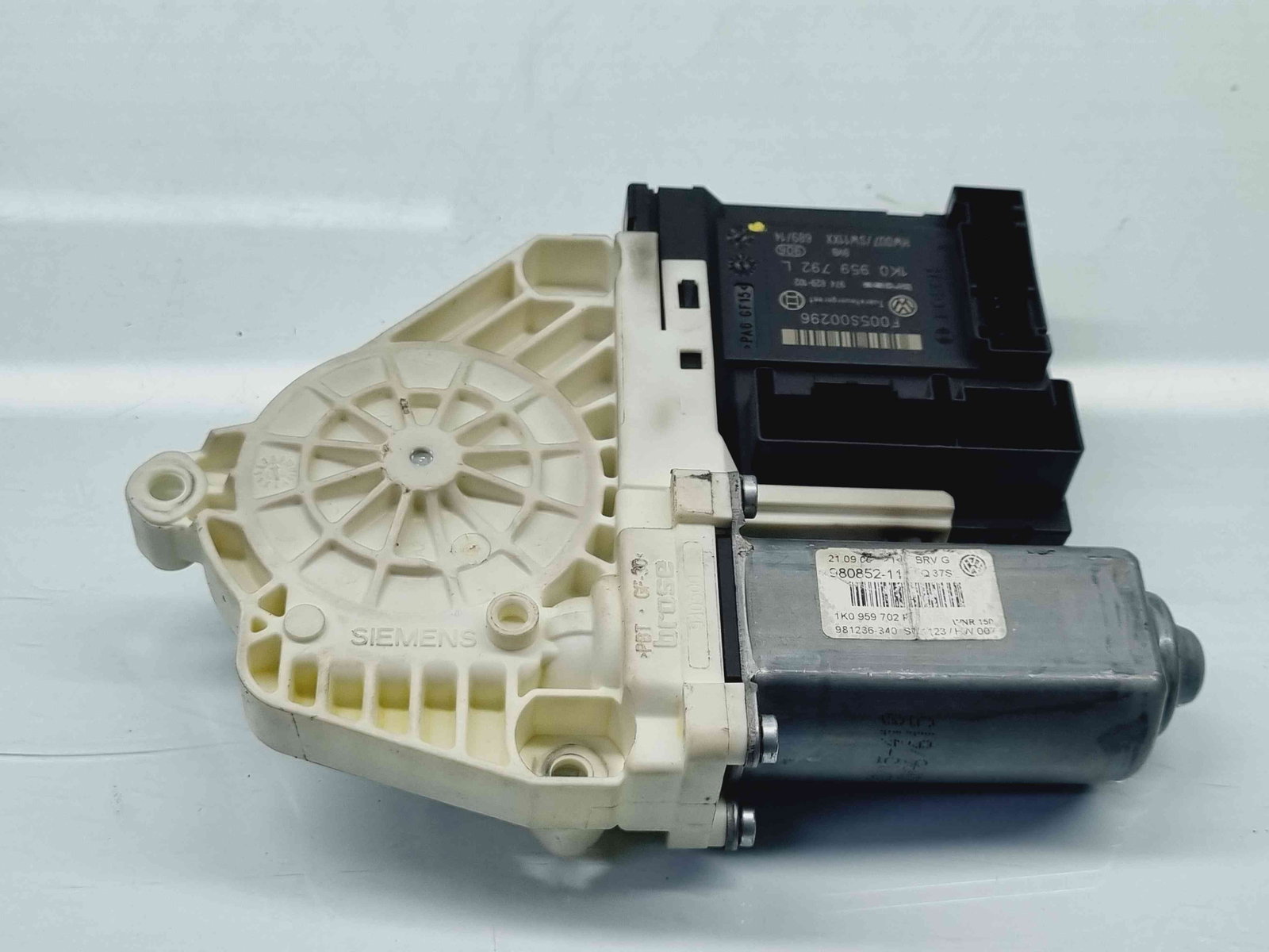 Motoras geam dreapta fata Volkswagen Passat B6 Variant (3C5) [Fabr 2005-2010] 1K0959702F n 1K0959792L - imagine 2