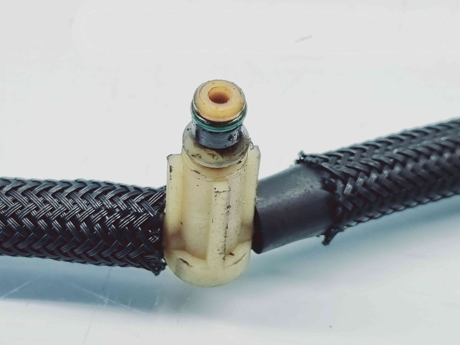 Conducta retur injectoare Peugeot 3008 [Fabr 2009-2016] OEM 1.6 HDI 9HZ 80KW / 110CP 1.6 HDI 9HZ 80KW / 110CP - imagine 4