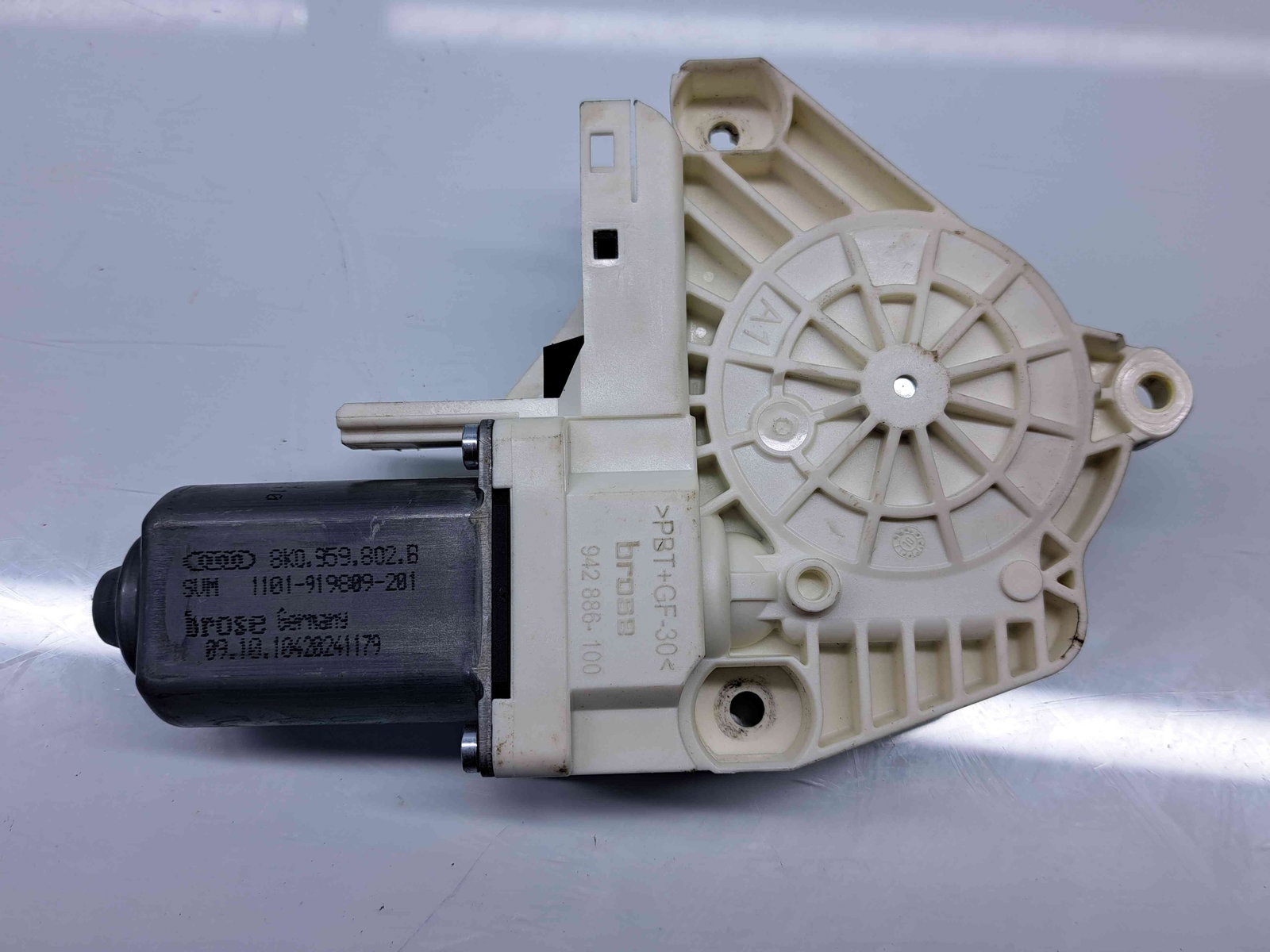 Motoras geam stanga spate Audi A7 Sportback (4GA) [Fabr 2011-2017] 8K0959802B - imagine 1