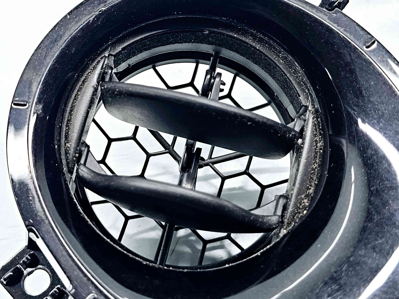 Grila aerisire stanga Nissan Juke [Fabr 2010-2014] Facelift 687613YV0A - imagine 2