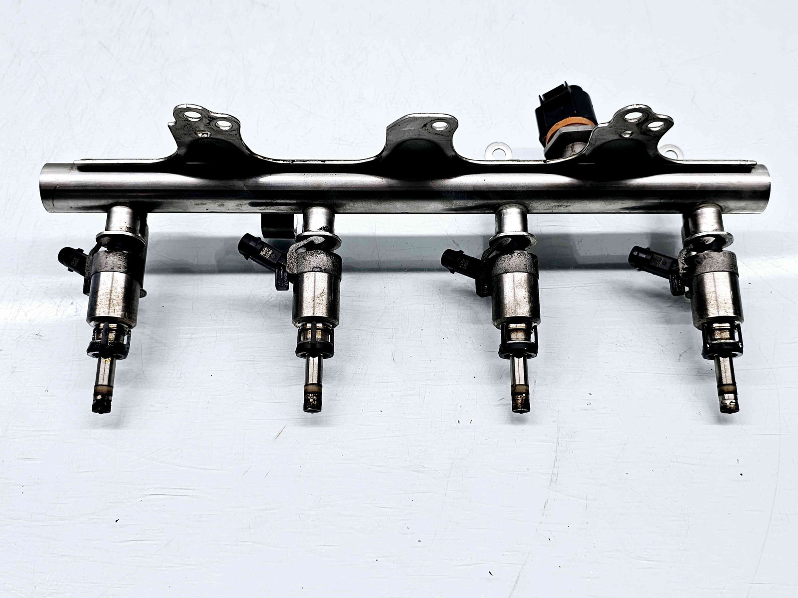 Rampa injectoare Skoda Superb II Combi (3T5) [Fabr 2009-2015] 06J133317M 1.8 TFSI CDAA 118KW / 160CP 1.8 TFSI CDAA 118KW / 160CP - imagine 1