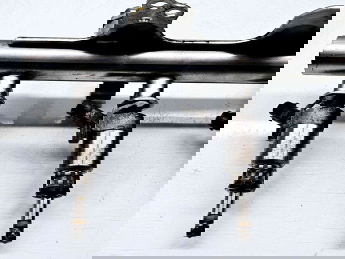 Rampa injectoare Skoda Superb II Combi (3T5) [Fabr 2009-2015] 06J133317M 1.8 TFSI CDAA 118KW / 160CP 1.8 TFSI CDAA 118KW / 160CP