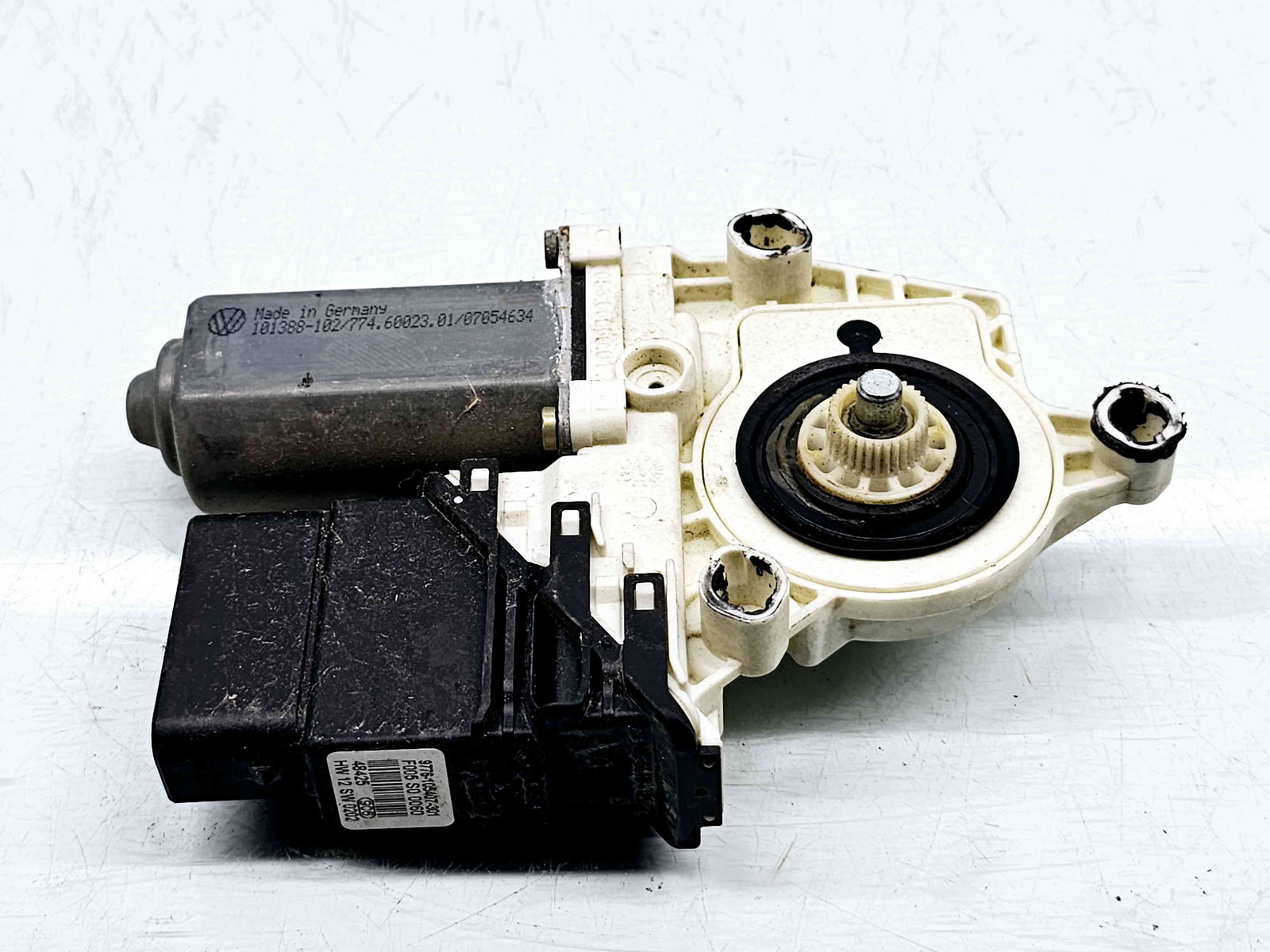 Motoras geam dreapta spate Volkswagen Golf 4 Variant (1J5) [Fabr 1999-2005] 1C0959812A