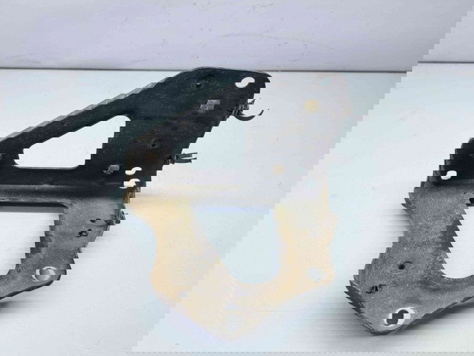 Suport aripa dreapta fata Audi A6 (4F2, C6) [Fabr 2004-2010] 4F0821136A