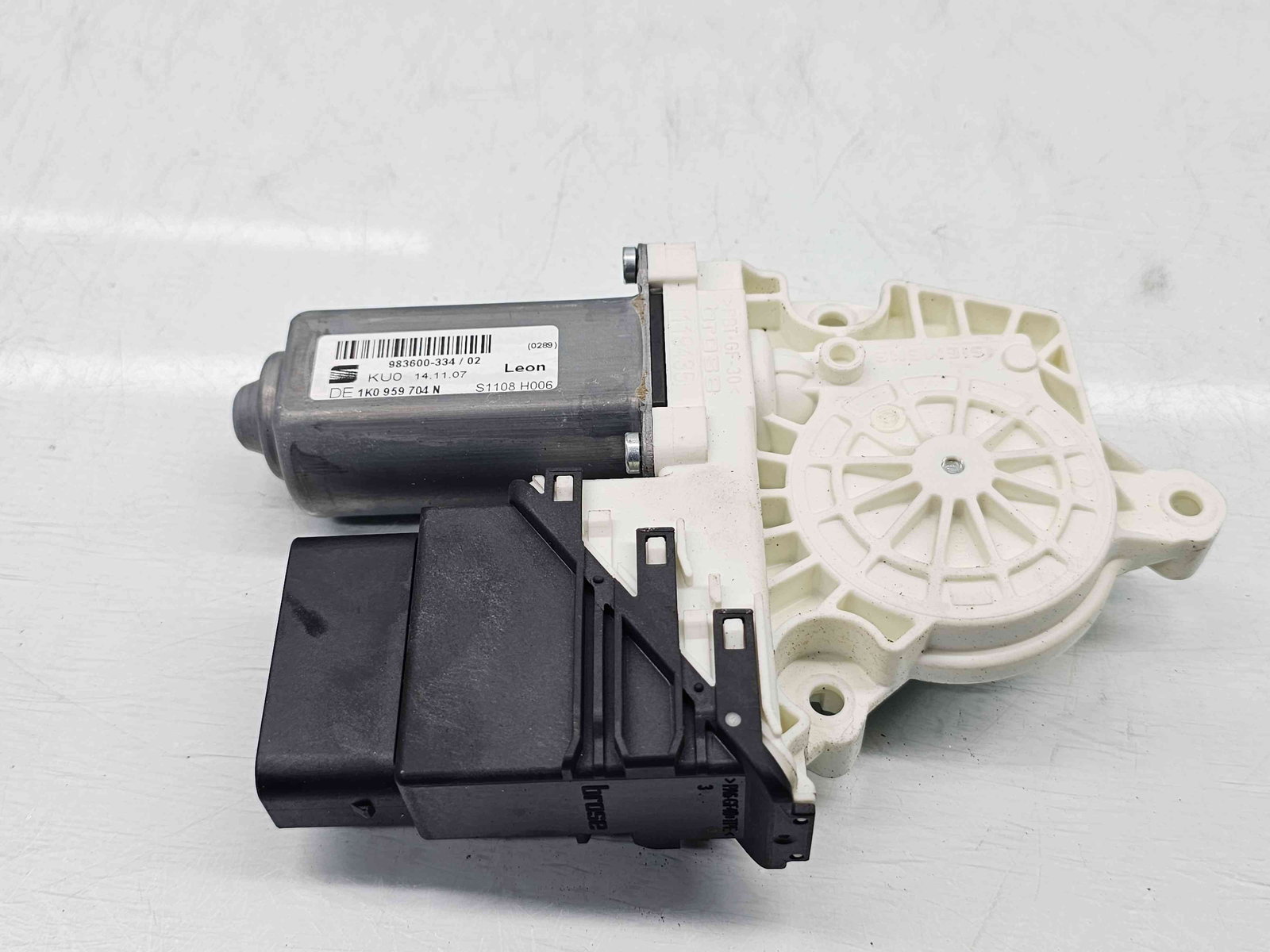 Motoras geam dreapta spate Seat Leon (1P1) [Fabr 2005-2011] 1K0959704N - imagine 1