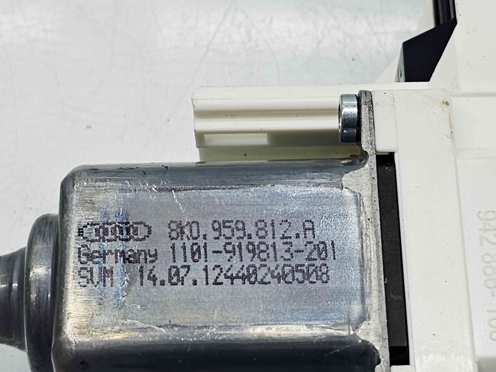 Motoras geam dreapta spate Audi A4 (8K2, B8.5) Facelift [Fabr 2008-2015] 8K0959812A - imagine 4