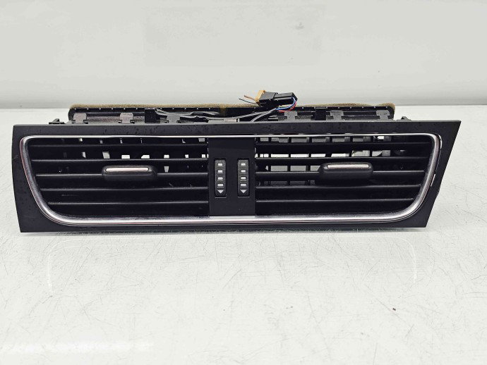  Grila aerisire centrala Volkswagen Passat B7 (362) [Fabr 2010-2014] 8T2820951C