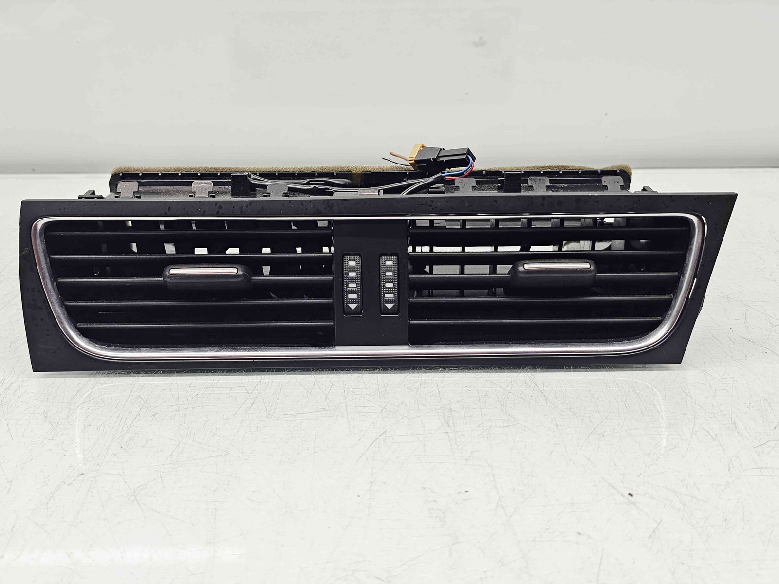 Grila aerisire centrala Volkswagen Passat B7 (362) [Fabr 2010-2014] 8T2820951C