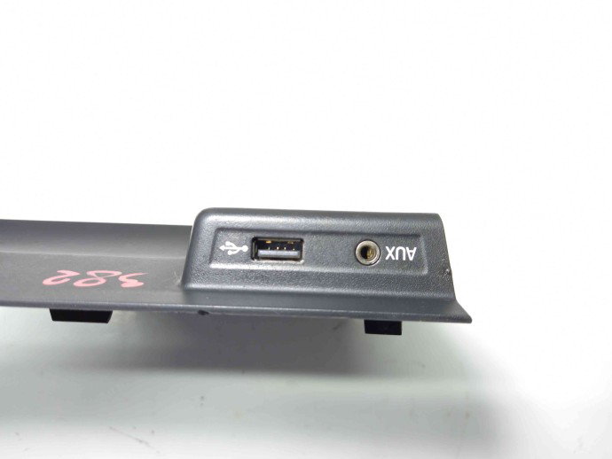 Conector auxiliar USB 5Q0035724 Skoda Octavia 1.6 CLHA 2012-2022